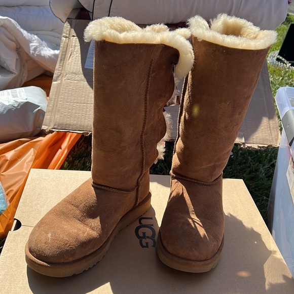 UGG BOOTS - Picture 2 of 2